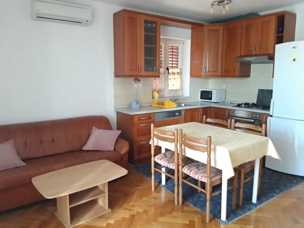 Apartments Ivana Diklo location